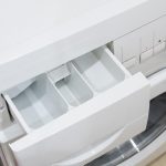 Kuinka poistaa hometta pesukoneen tarjottimesta: yksinkertainen keittiötuote tekee työn minuutissa