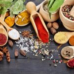 Mikä auttaa vahvistamaan luita: 10 runsaasti kalsiumia sisältävää yrttiä ja