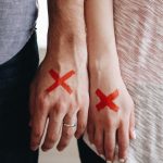 "Punaiset liput" suhteen alussa: mitä signaaleja ei pidä jättää huomiotta